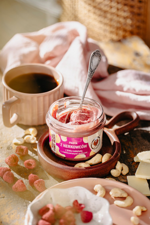 Cashew-Nussbutter mit weißer Schokolade und Himbeeren.