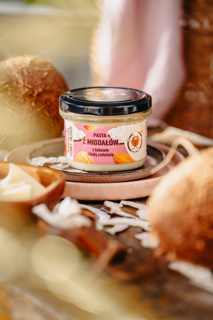 Pasta z migdałów z kokosem i białą czekoladą