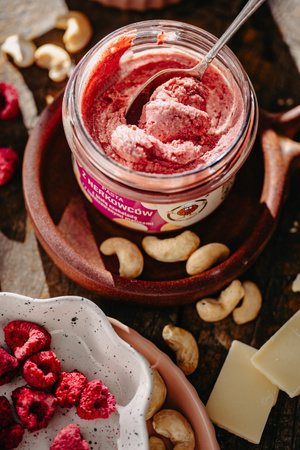 Pasta z orzechów nerkowca z białą czekoladą i malinami