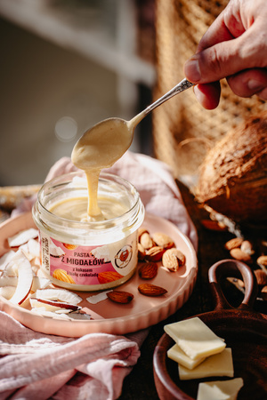 Pasta z migdałów z kokosem i białą czekoladą