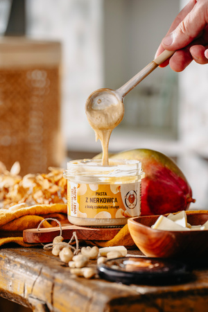 Cashew-Nussbutter mit weißer Schokolade und Himbeeren.